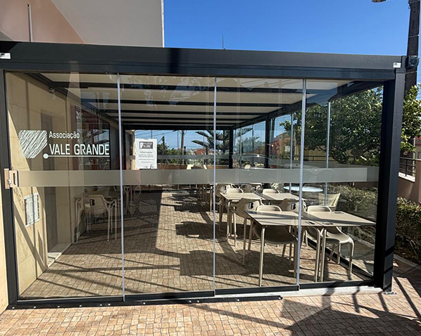 blurbs-bg-600x480px-cortina-vidro-com-toldo-associcao-vale-grande-odivelas