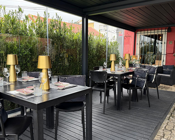 blurbs-bg-600x480px-pergola-cortina-vidro-esplanada